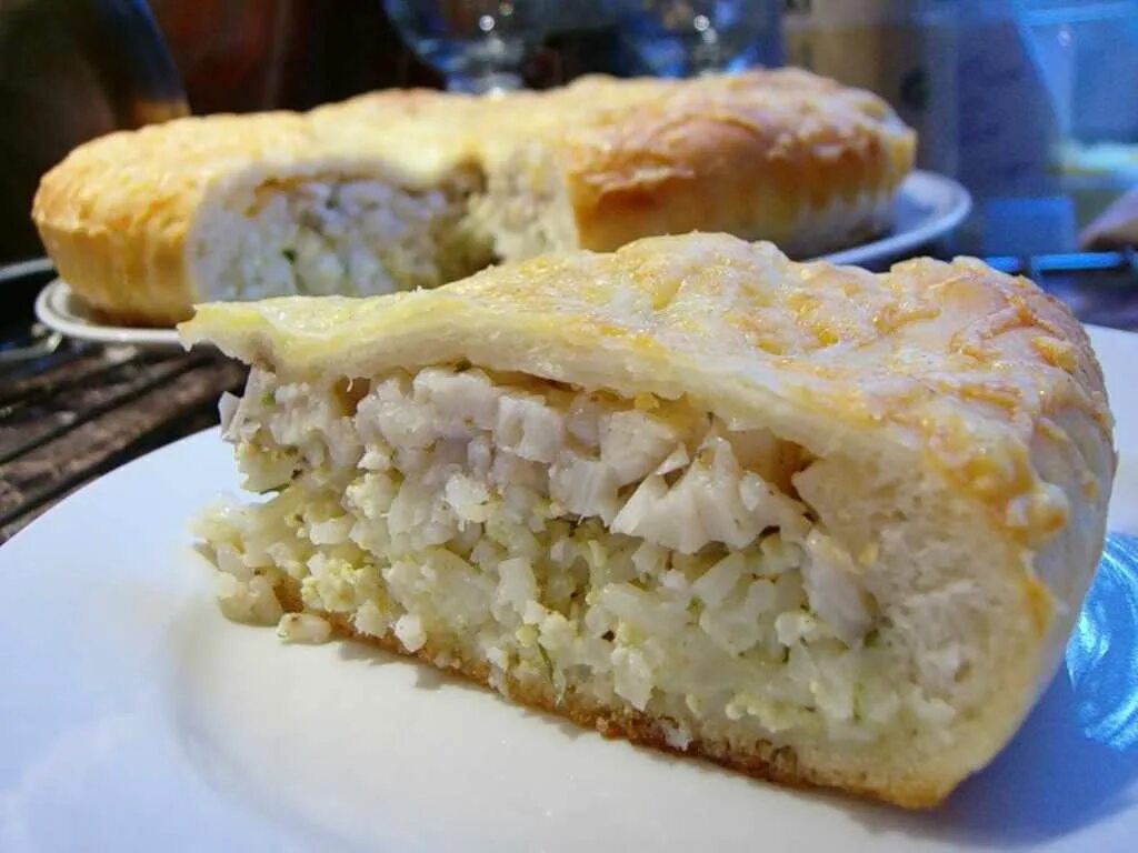 Рецепт рыбный пирог с яйцами. Пирог с рыбой и рисом. Пирог с рисом и консервой. Рисовый пирог с рыбой. Пирожки с рыбой и рисом.