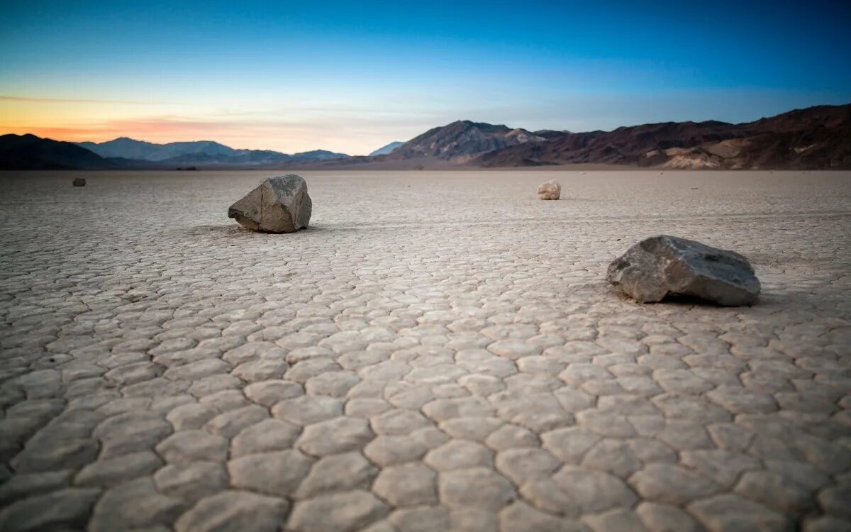 Каменистый забытые тени. Каменистый каменистые пустыни. Каменная пустыня Хамада. Рейстрек-Плайя, США. Камни загар каменная пустыня Синай.