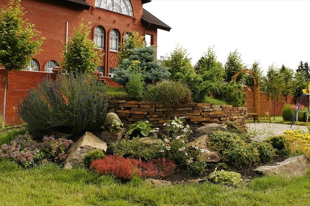 детский городок для дачи. рокарий рядом с беседкой. ландшафт беседки на участке. спорт площядка на участке. альпийская горка в палисаднике.