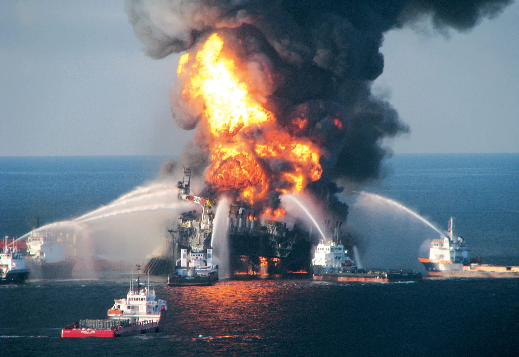 Взрыв нефтяной платформы в мексиканском заливе. Взрыв в мексиканском заливе 2010. Платформа Deepwater Horizon. Deepwater Horizon катастрофа.