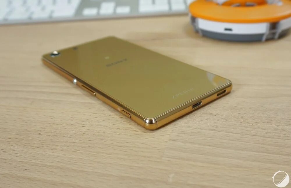 Xperia m5. Xperia m5 Dual лоток SD. Сони Xperia m5 сброс. Телефон сони золотой корпус. Сони Зет 5 фото золотой.