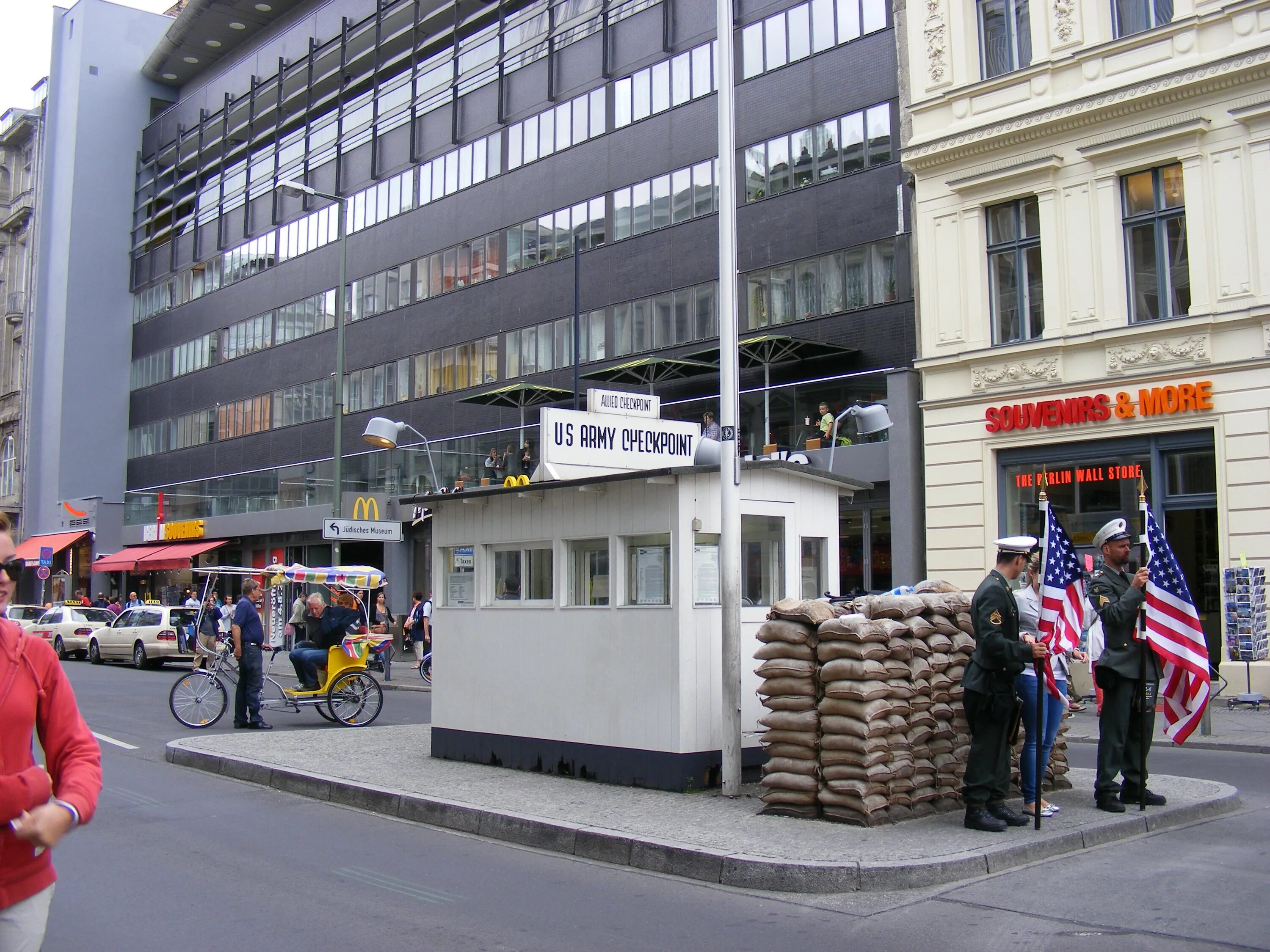 Чик поинт. Checkpoint Charlie. Checkpoint Charlie Berlin. Чекпойнт Чарли Кройцберг. КПП Чарли в Берлине.