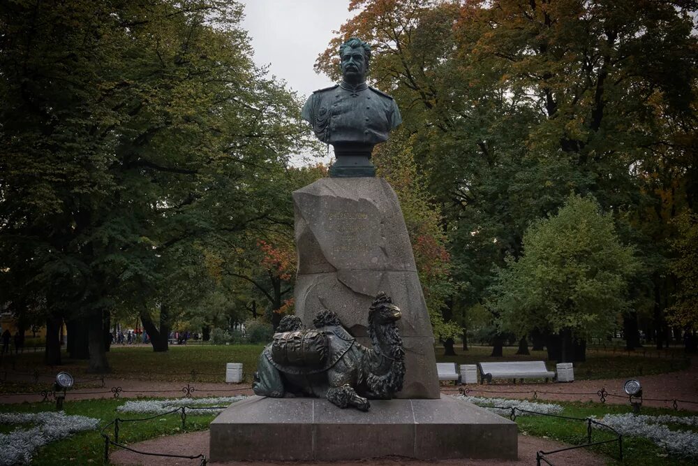 Пржевальский памятник в петербурге. Александровский сад памятник пржевальскому. александровский сад санкт-петербург памятник пржевальскому. памятник н.м пржевальскому.