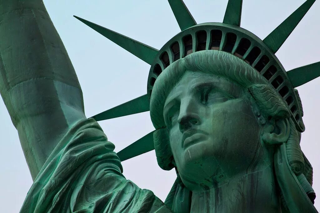 Статуя свободы метр. Смотровая площадка статуи свободы США. Статуя свободы Нижний Тагил. Музей в статуе свободы. Статуя свободы 2000.