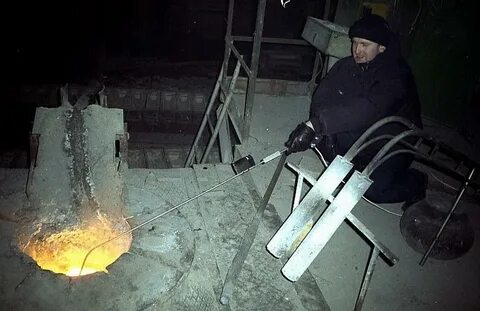 Изготовление пушки из расплавленного металла