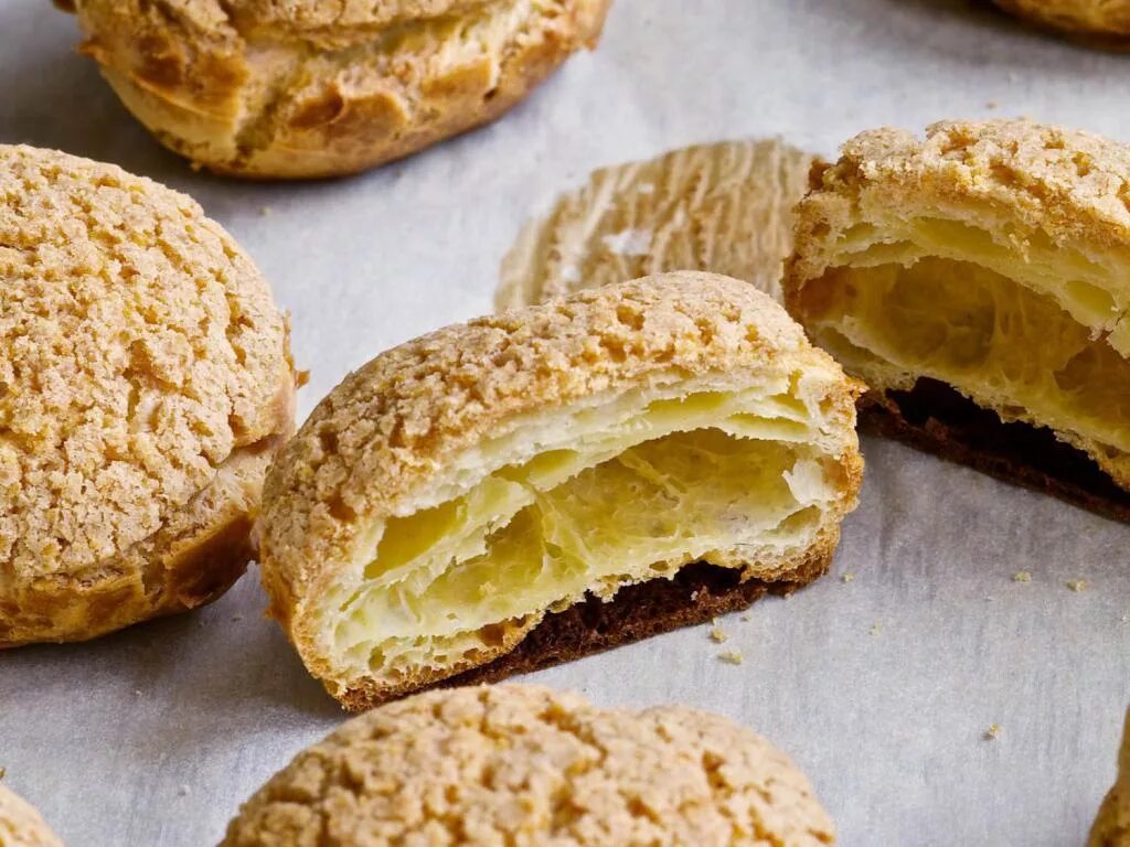 Профитроли — заварные пирожные. Пирожные с заварным кремом. Шу шу профитроли. Заварные пирожные эклеры. Пирожные шу профитроли.