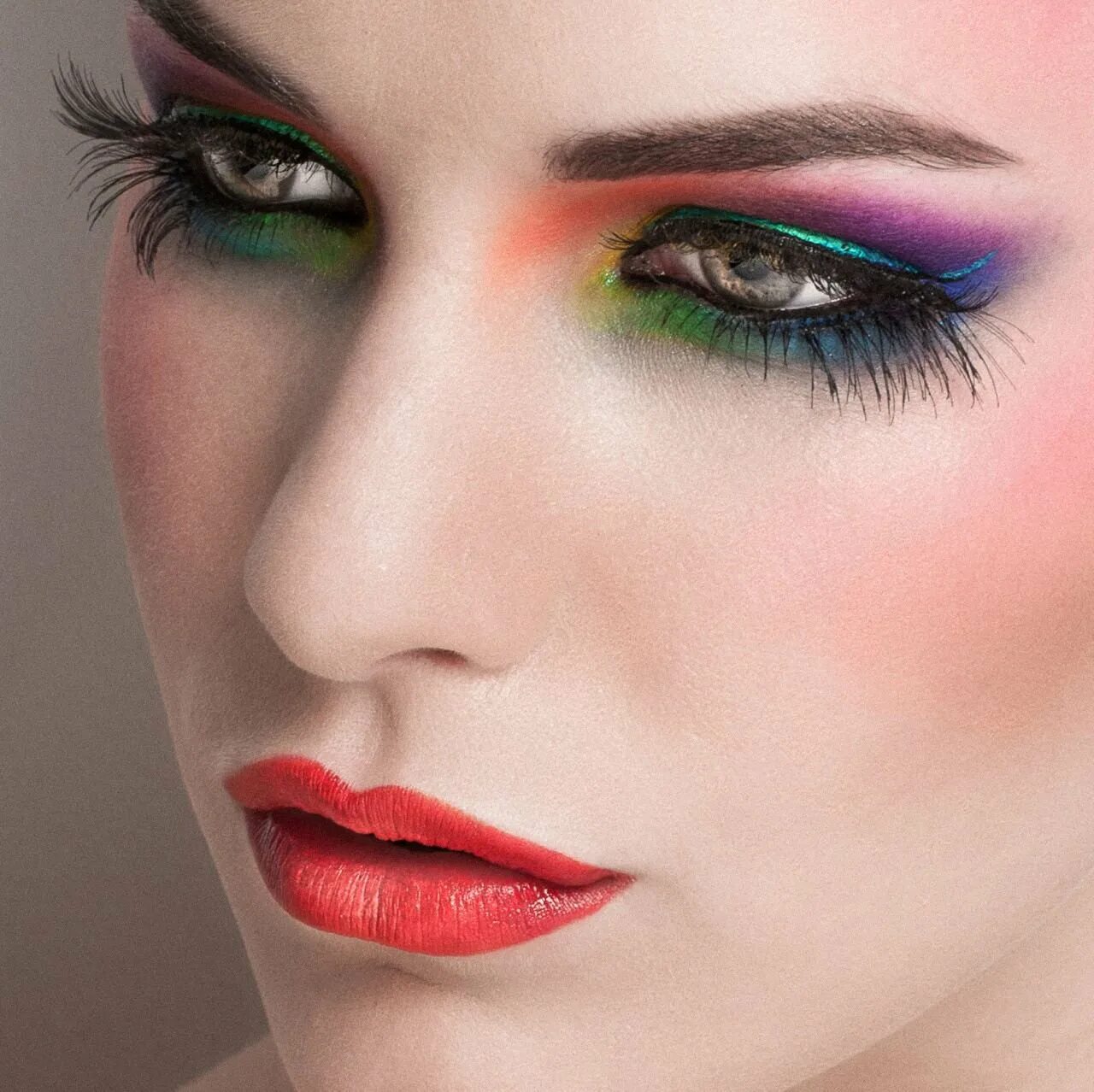 Макияж глаз make up глаз. Яркий макияж. разноцветный макияж. макияж с цветными стрелками. яркий макияж глаз.