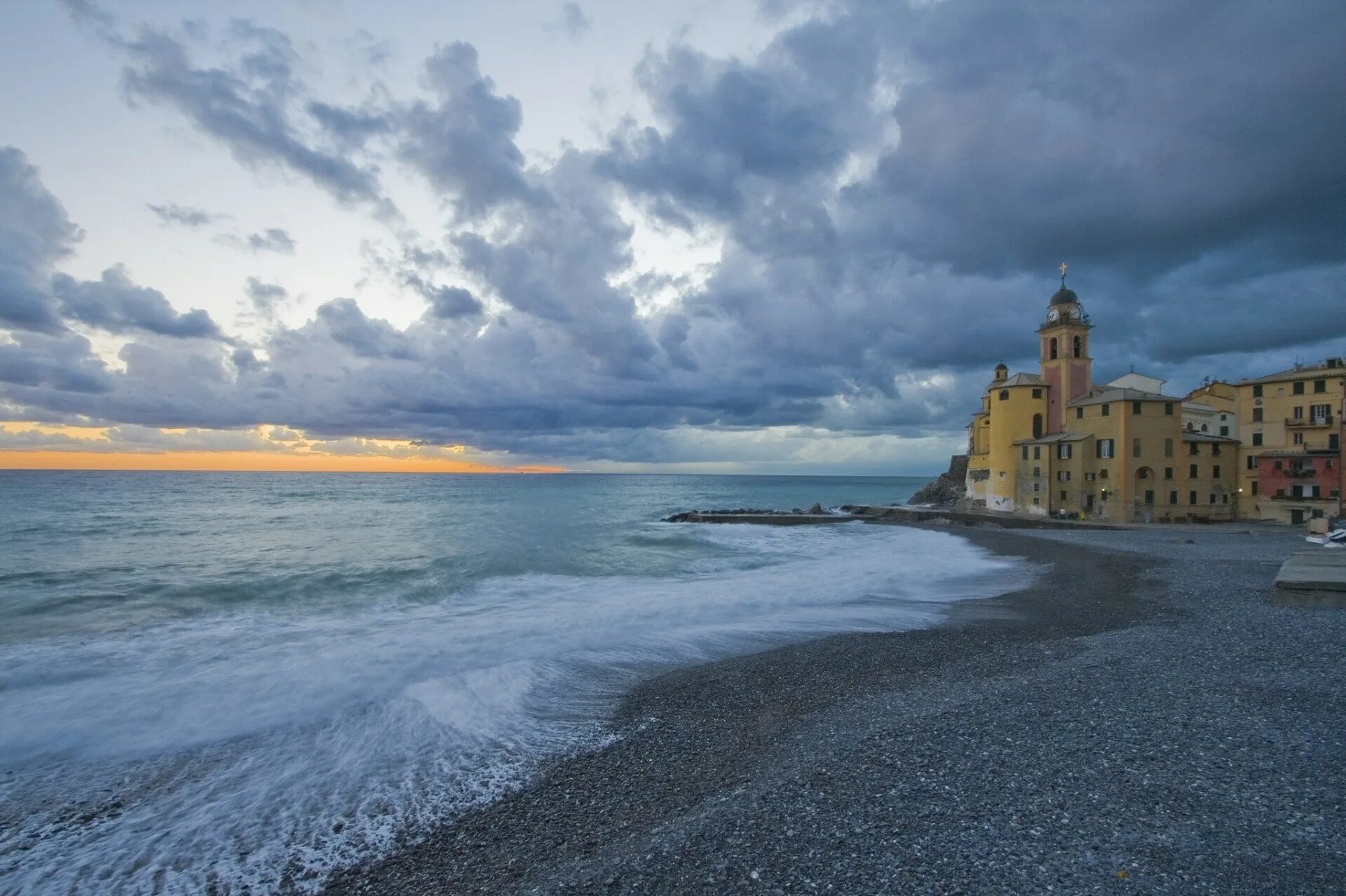 Столица находится на берегу моря. Camogli Италия. Камольи каменная бухта. Пляж Камольи Италия. Лигурия Церковь.