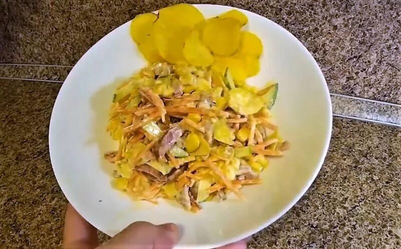 Салат с чипсами и корейской морковкой. Салат с картофельными чипсами. Салат ромашка с чипсами и морковчей. Салат светофор с чипсами и свеклой. Салат с чипсами и копченой.