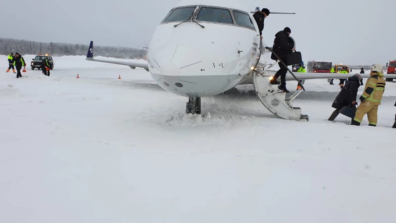 В самолете находящийся в полете 230 м. Bombardier crj200 Северсталь авиа. CRJ 200 самолет. Самолёт Bombardier CRJ-200 Северсталь. Bombardier crj200 Северсталь авиа салон.