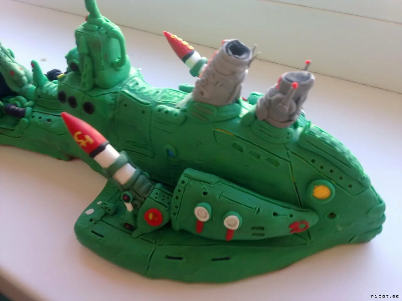 Ракета из воздушного пластилина. Корабль из пластилина. Космолет из пластилина. Космический корабль поделка. Лепка космический корабль.