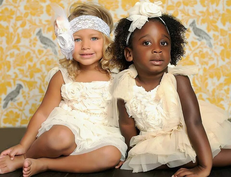 Две черные близняшки. Близнецы суперфекундация. Близняшки с разным цветом кожи. Близнецы черный и белый. Близняшки черная и белая.
