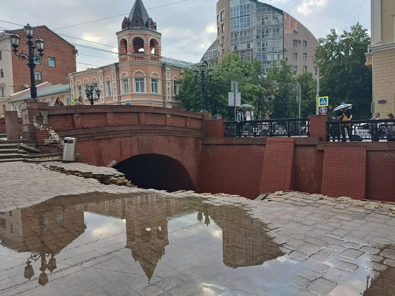 Каменный мост в воронеже. Каменный горбатый мост воронеж. Каменный мост воронеж. Каменный мост воронеж. Воронеж каменный мост воронеж.