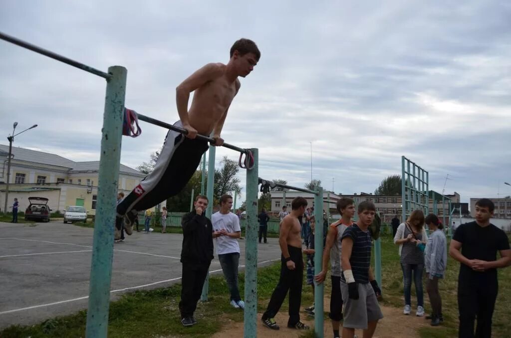 16 подтягивания. Подросток на турнике. Парень на турнике. Подросток подтягивается. Юноши на турнике.