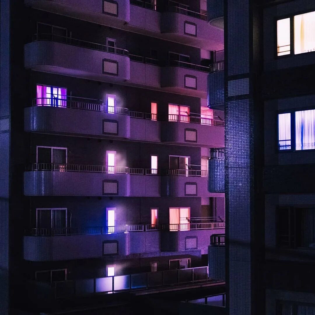 Звуки в доме ночью. Фиолетовая Эстетика. Фиолетовая многоэтажка. Многоэтажные дома ночью. Неоновые многоэтажки.
