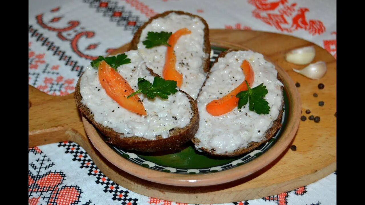 Намазка из сала с чесноком и укропом. Сало бутербродное с чесноком. Закуска сало перекрученное с чесноком. Сало Крученое с чесноком. Украинская закуска из сала и чеснока.