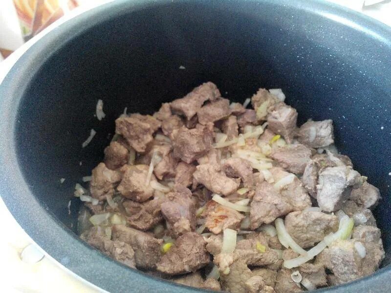 Тушеное мясо с луком в мультиварке. Мозги тушеные с луком на сливочном масле. Лук полукольцами жарится в мультиварке. Томленое мясо в мультиварке. Свинина тушеная в мультиварке.