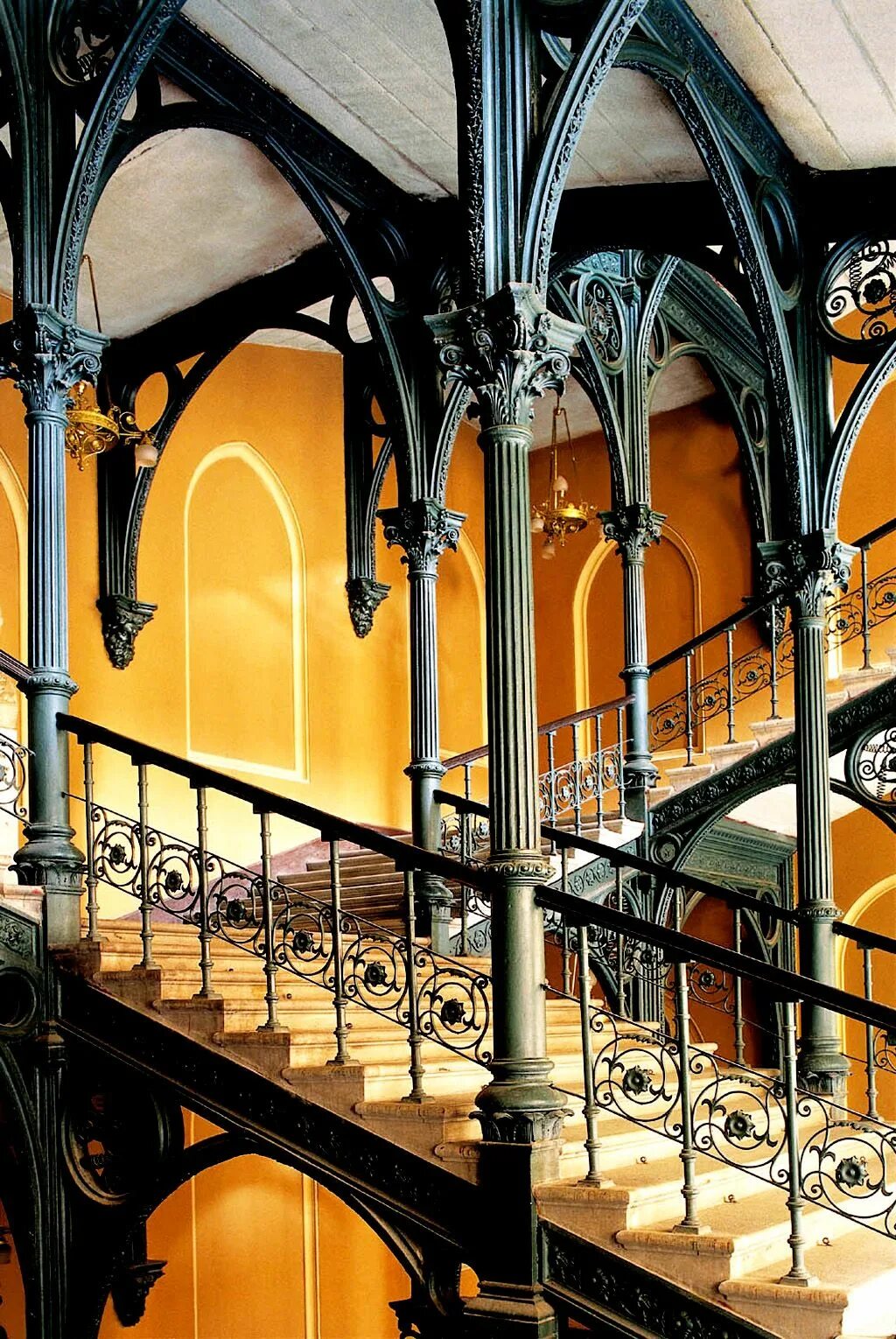 Модерн готика. Модерн арт нуво в архитектуре Будапешт. Особняк семейки Аддамс лестница. Будапешт Готика. Будапешт Модерн архитектурный стиль.