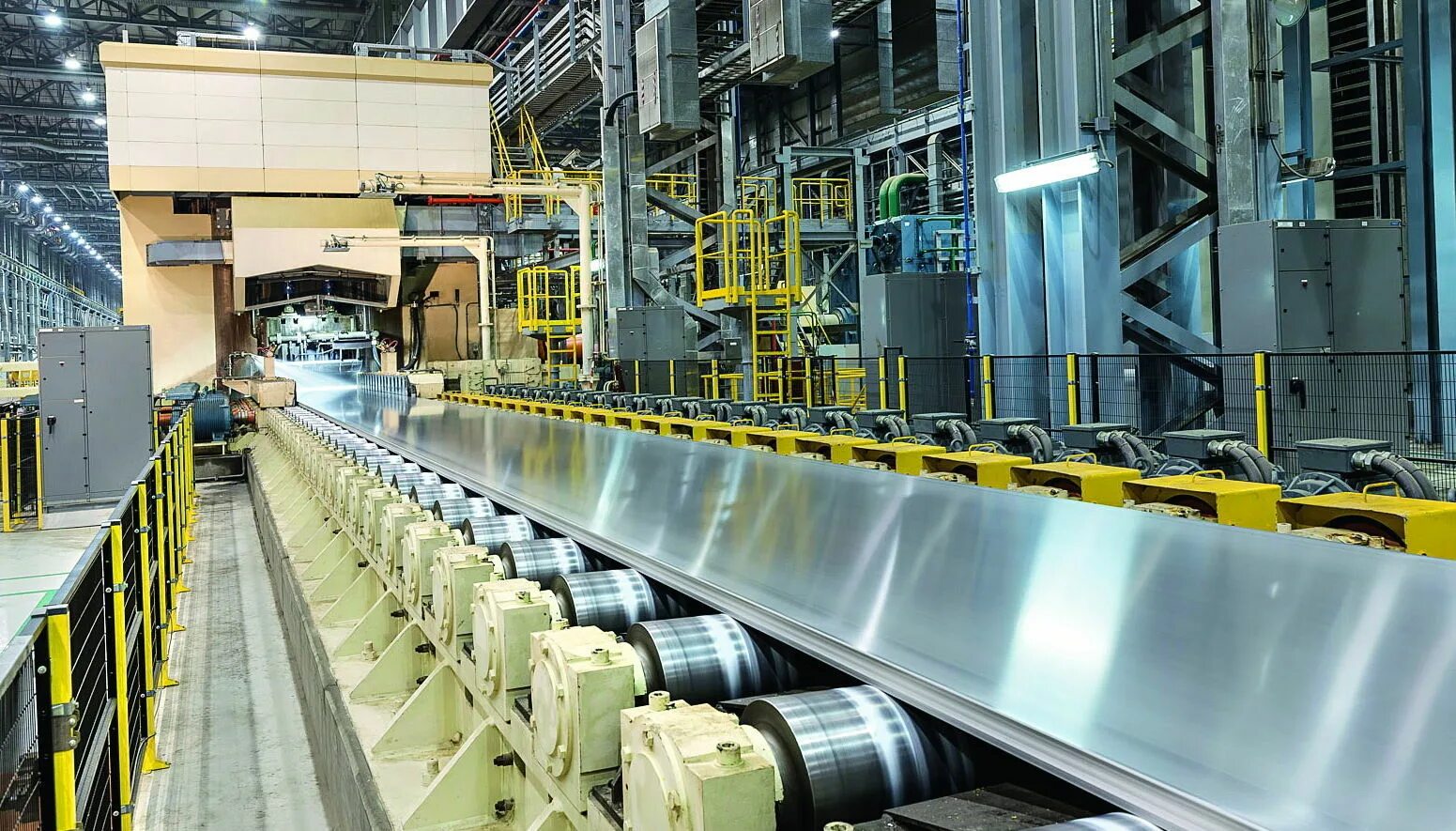 В Германии алюминиевого завода Aluminium Rheinfelden. Прокатный стан алюминиевого завода. Производственный цех. Алюминиевое производство.