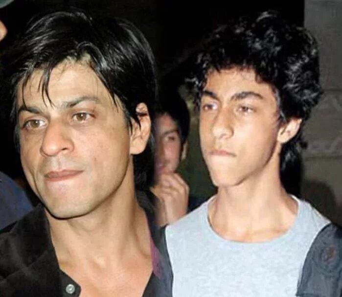 шахрукх кхан и его дети. арьян кхан сын шахрукх кхана. сын шахрукх кхана арьян. абрам кхан сын шахрукх. шахрукх кхан и абрам кхан.