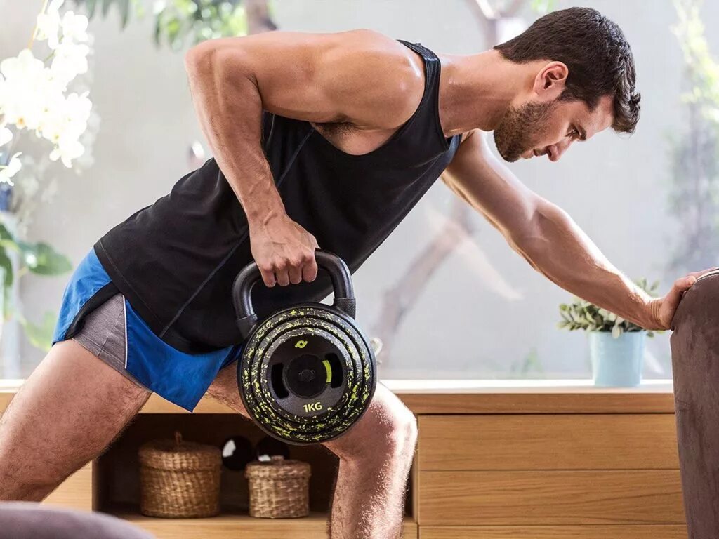 Самостоятельные тренировочные занятия. Фитнес дома. Сколько тренироваться дома. Домашний фитнес. Девушка занимается спортом дома.