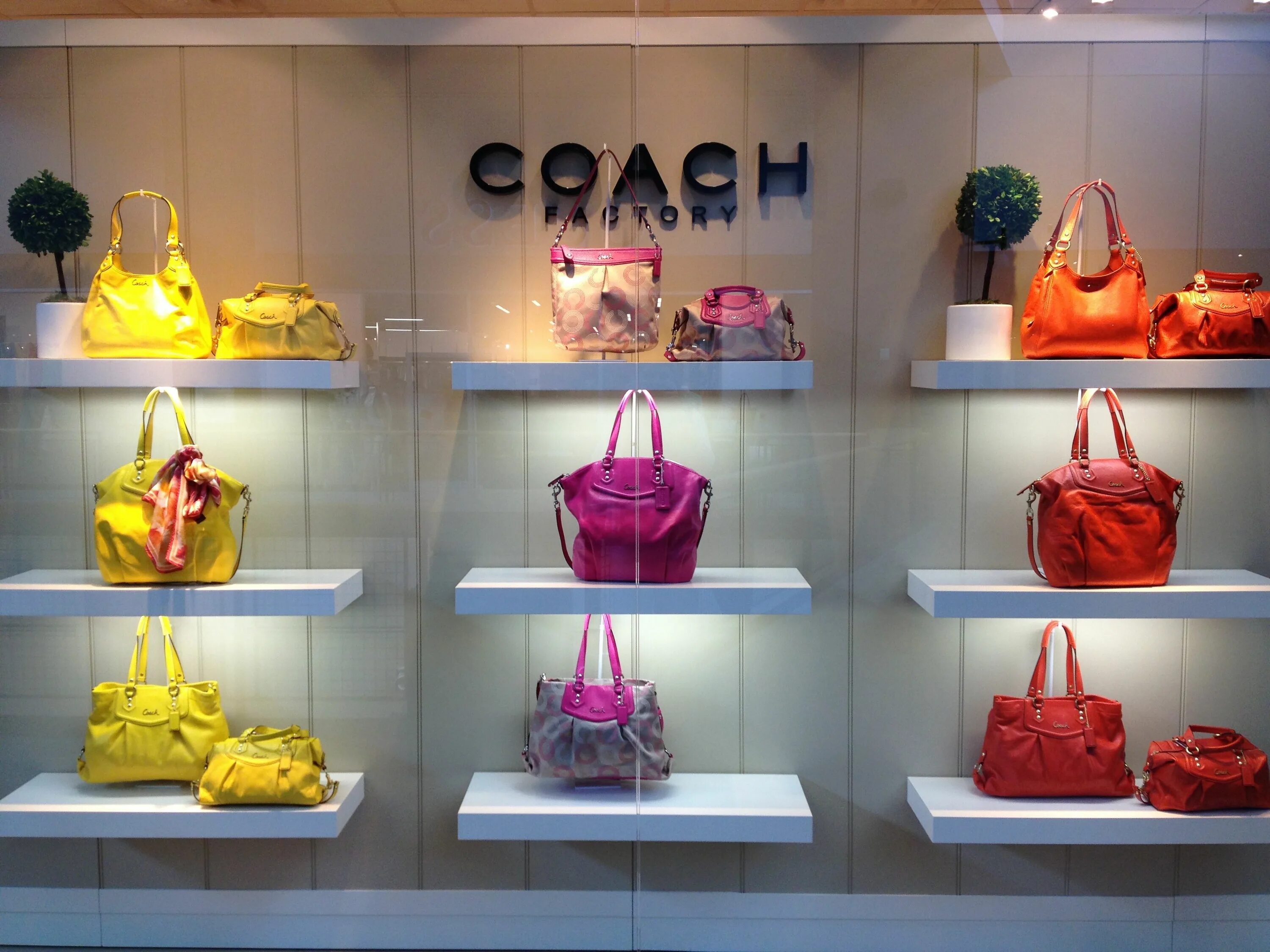 Coach outlet. Витрина для сумок. Витрина для сумок для магазина одежды. Coach Outlet витрина. Стильные витрины с сумками.