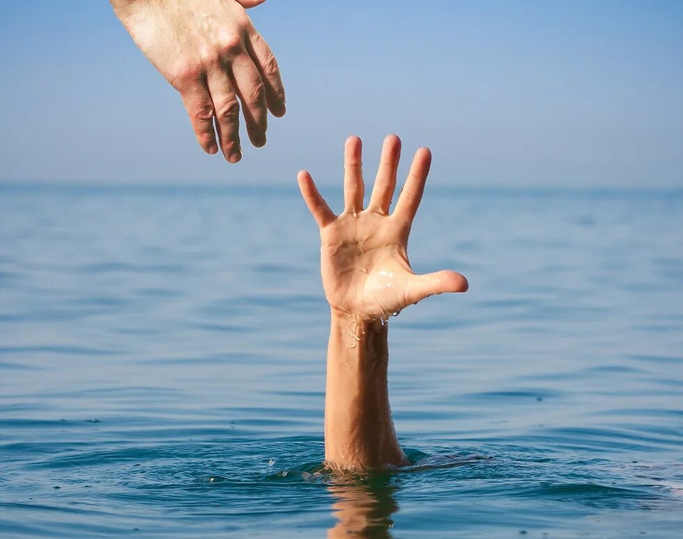 Рука спасения. Рука утопающего. рука из моря. рука из воды.