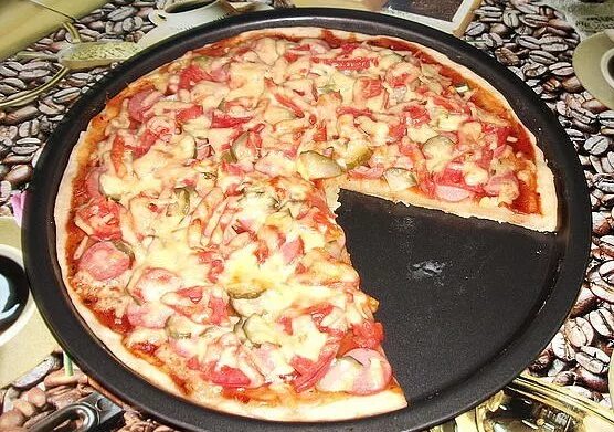 Пицца на кефире без дрожжей. Пицца без дрожжей в духовке. Пицца на сметане без дрожжей. Пицца простая без дрожжей на сковороде.