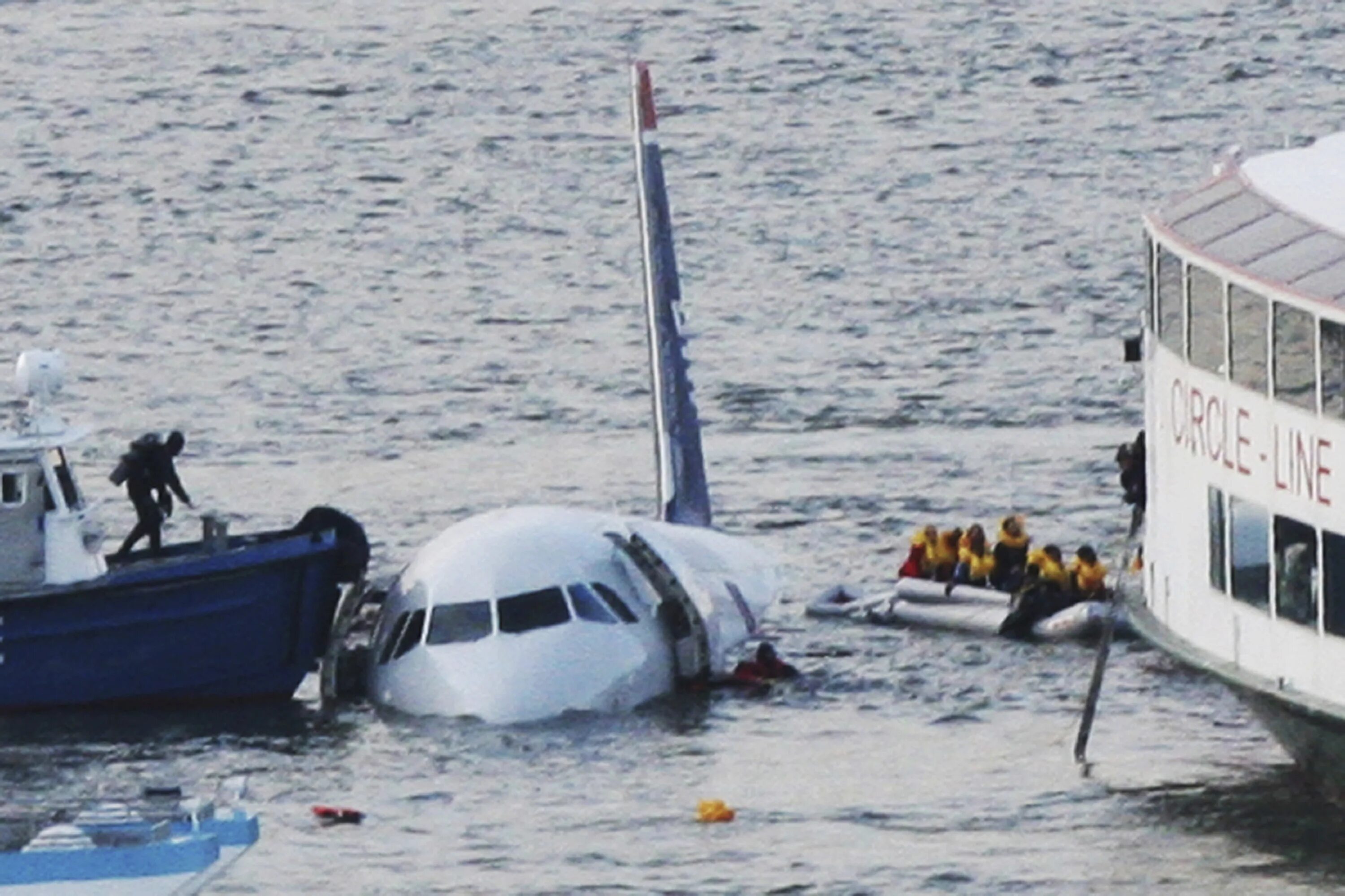 Может ли самолет совершить посадку на воду. Авиакатастрофа на Гудзоне 2009. Самолёт на Гудзоне 2009. Аварийная посадка a320 на Гудзон. Рейс 1549 us Airways.