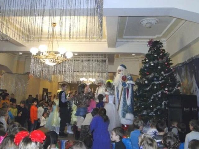 детские новогодние представления 2022. ёлка в лендворце. губернаторская елка ростов на дону 2022. дк лендворец елка ростов. новогодняя елка лендворец 2022 спектакль.