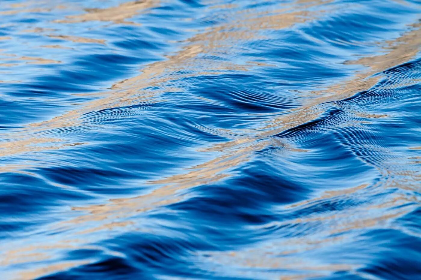 А жизнь мутная вода волна. Волны на воде. Гладь воды. Вода фон. Волны на поверхности воды.