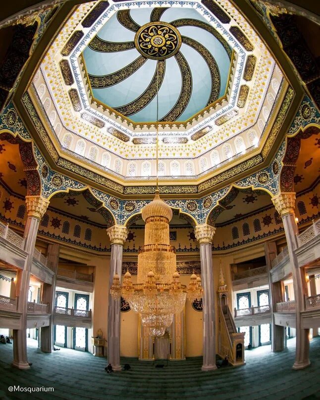 Чем украшают мечети. Мечеть в Кисловодске. Внутреннее убранство мечети. Внутренне убранство мечети. Внешнее и внутреннее убранство мечети.