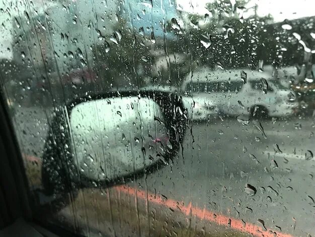 Дождь в дорогу примета. Дождь в зеркале машины. В зеркале автомобиля в дождь. Вид из машины дождь. Зеркало авто дождь.