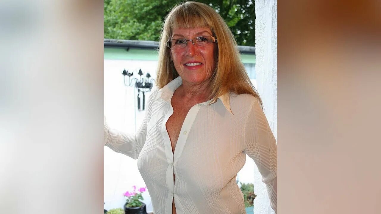 Пожеая грустная женщина. Женщина старшего возраста. Mother 50. Поздравление с юбилеем 50 маме. Пожилые женщины беседуют.