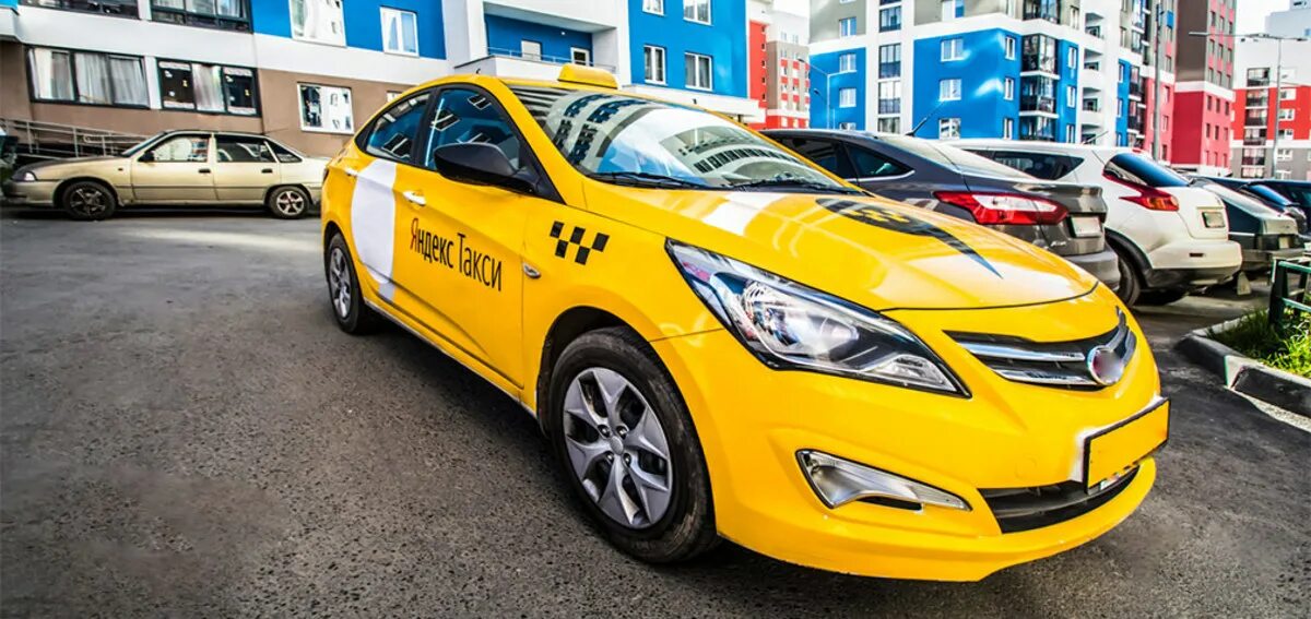 Сменить таксопарк. Хендай Солярис таксист. Хендай Solaris Taxi. Hyundai Solaris белый такси. Хендай Солярис 2013 такси.