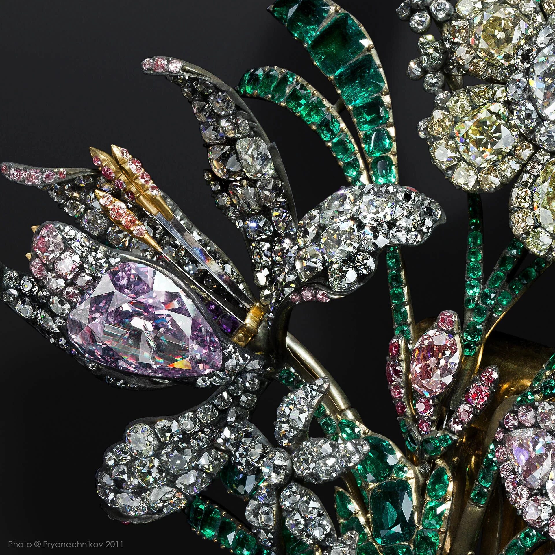 сокровищница кремля алмазный фонд. витрины в алмазном фонде в кремле. фонд алмазов. выставка алмазный фонд гохрана россии. сокровища кремля оружейная палата и алмазный фонд.