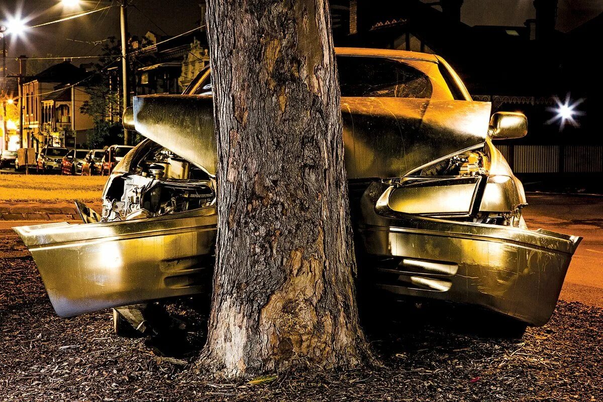 Автомобиль разбитый 3d. Фото на фоне разбитой машины Япония. Сонник машина фото.