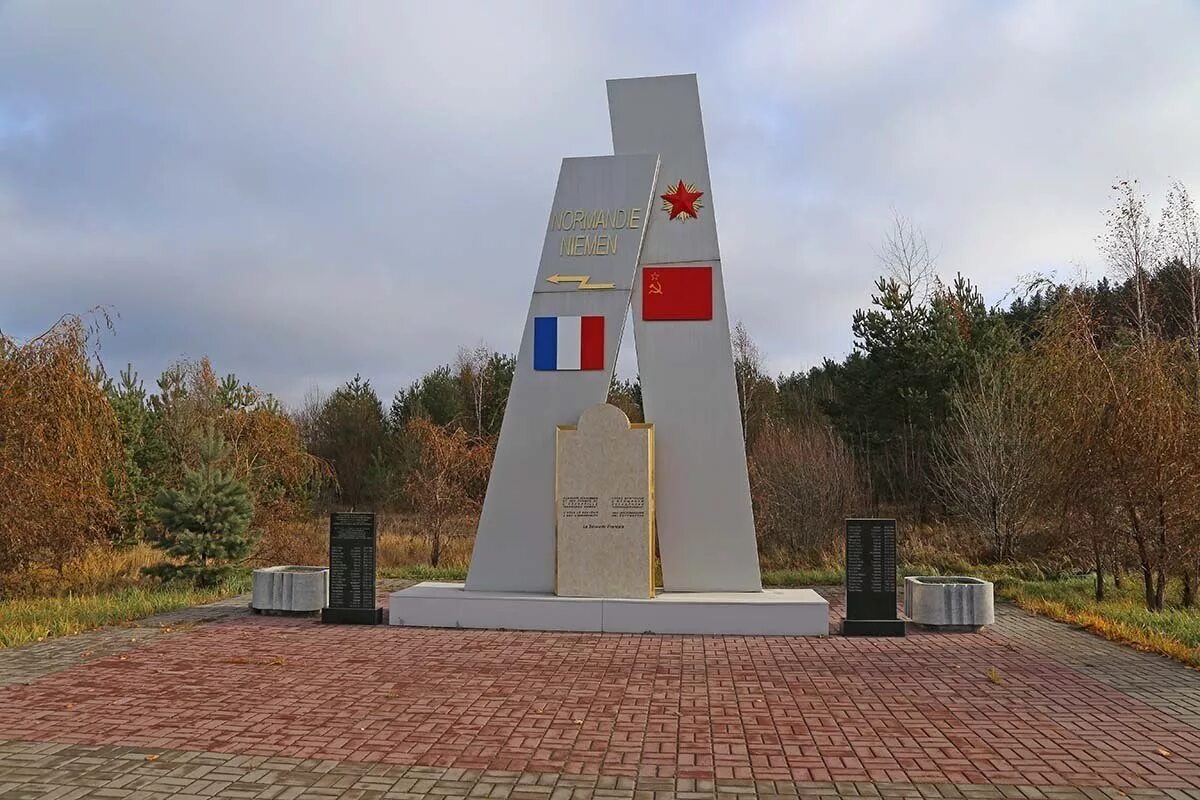 Калужская обл дзержинский р н. Полотняный завод памятник нормандия неман. памятник нормандия неман в калужской области. памятник летчикам полка «нормандия-неман». памятники эскадрилье нормандия неман.