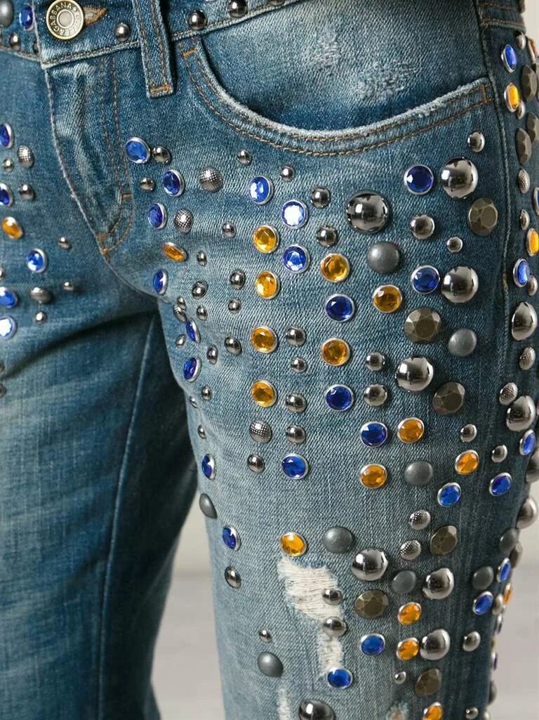 Декор джинсов. Джинсы с декором. Украшение одежды пуговицами. Декорировать джинсы. Как украсить джинсы