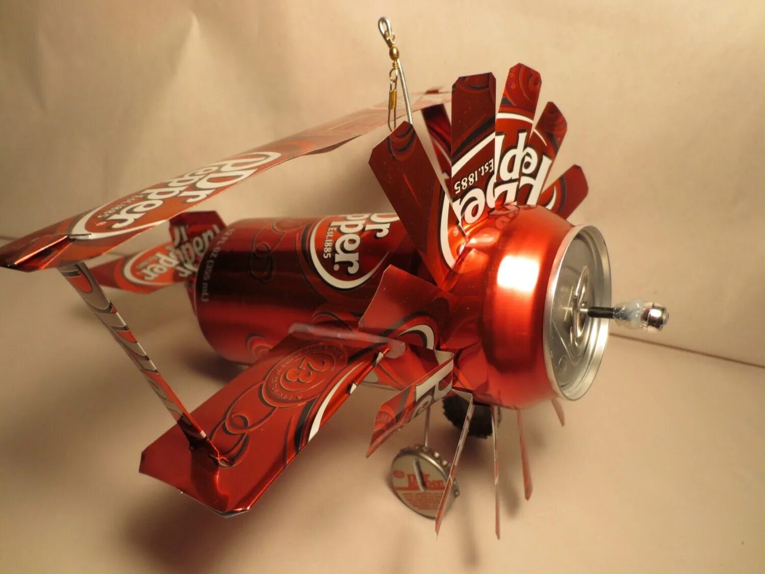 изделия из жестяных банок. жестяные поделки. жестяные поделки. поделка из металлической банки. подсвечник из алюминиевых банок.