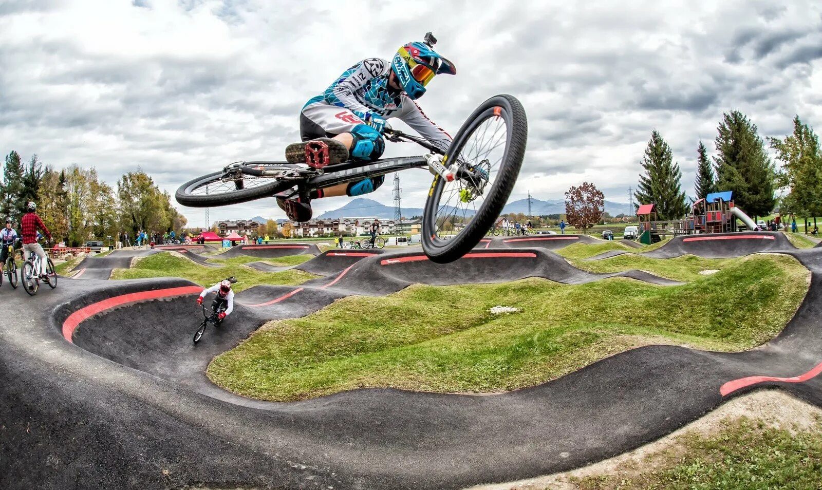 Пам трек. Парк Крылатские холмы велотрасса. Бмх памп трек. BMX для памп трека. Памп- и дерт-треки.