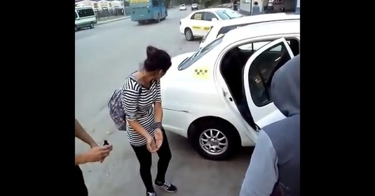 Таксист анатолий. Таксист заставлял девушка. Таксист избил пассажира. Пассажирка такси. Таксист заставлял девушка.