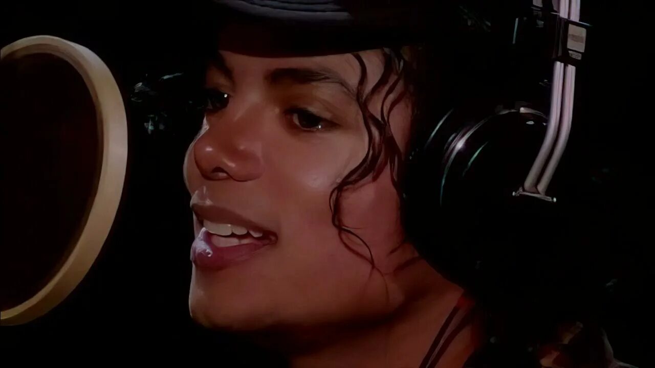 Поет песни майкла джексона. Michael Jackson 1983. Микрофон Майкла Джексона любимый.