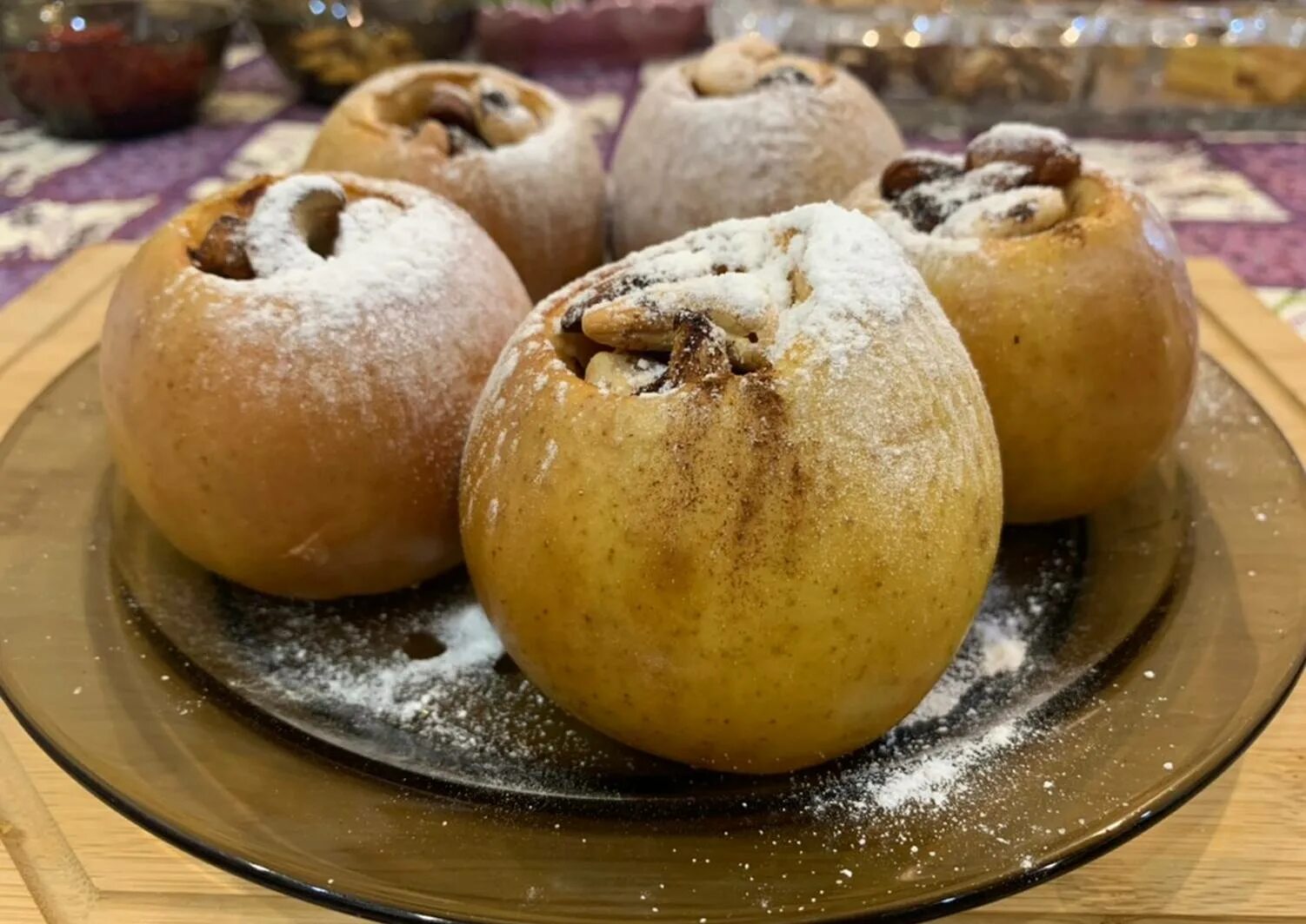 Печеные яблоки с сахаром. Печеные яблоки. Запечённые яблоки в духовке. Запеченные яблоки с изюмом. Печеные яблоки с орехами.