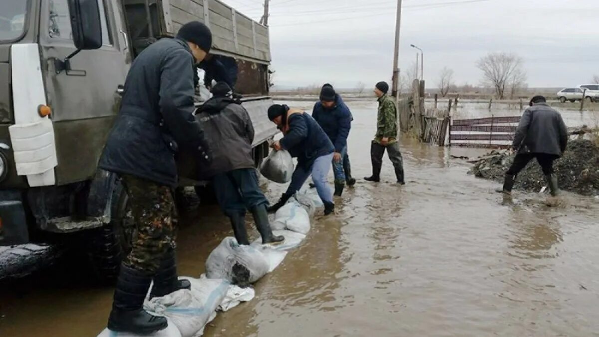 Наводнение в казахстане уральск. Паводок. Наводнение в Казахстане. Потоп в ЗКО. Затопление населенных пунктов.