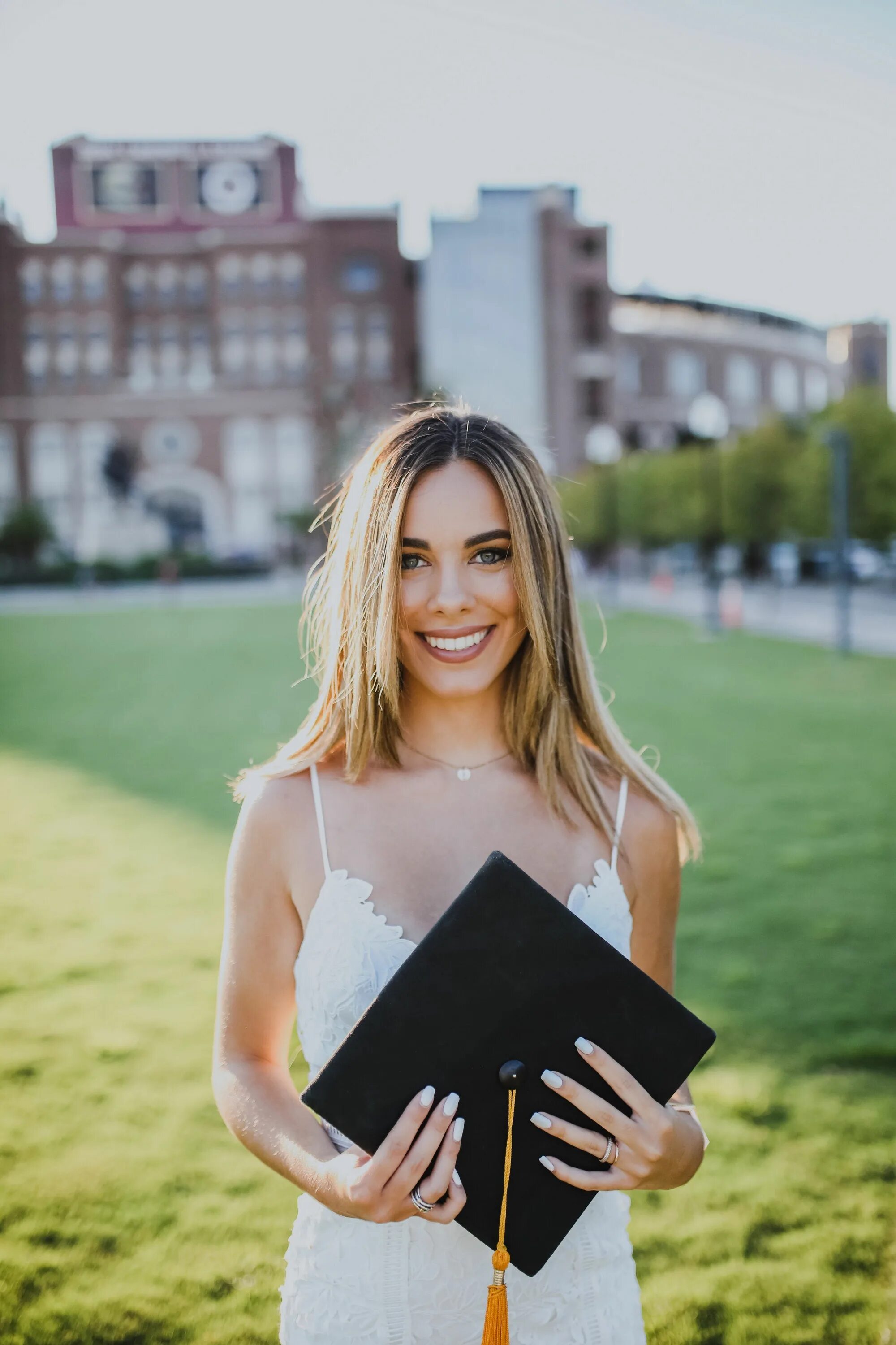 Студент в мантии с дипломом. Выпускница в мантии. Girl with diploma stock. Девушка с дипломом. Позы для фото с дипломом.