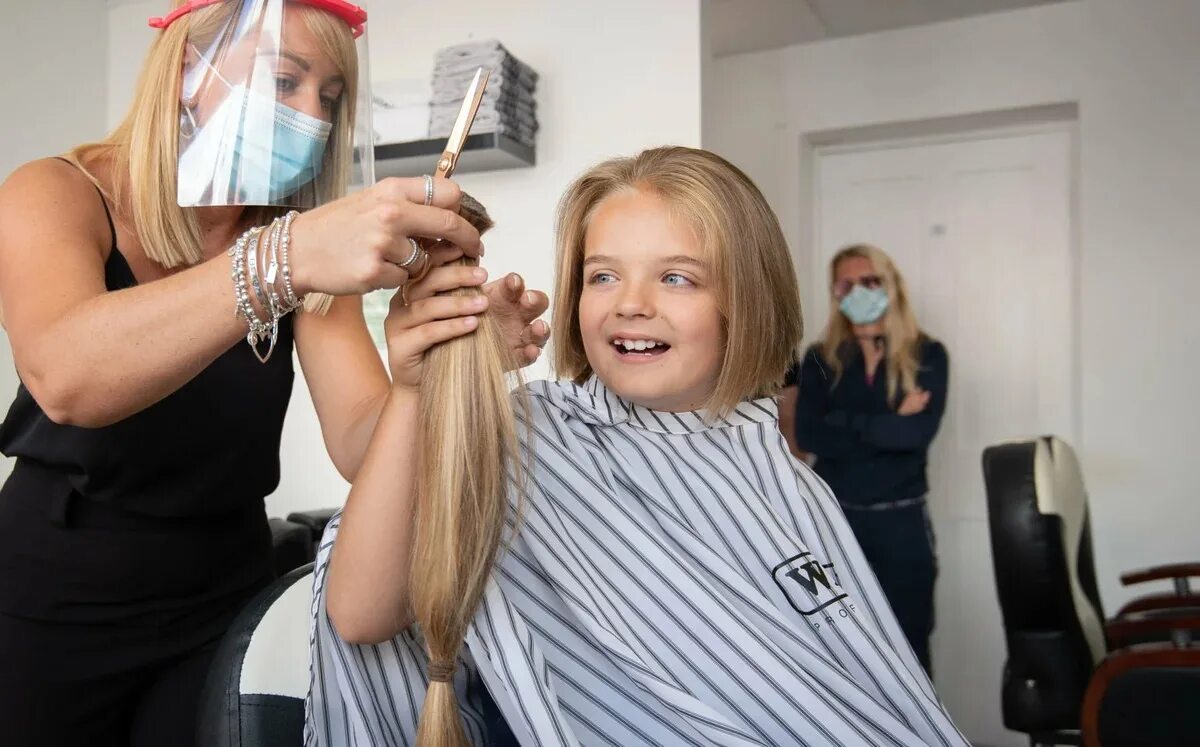 Маленький Рапунцель мальчик который впервые подстригся только в 9 лет. Ребенку в школе обстригли волосы. Люди которые обстригли волосы. Девочки отстригают волосы.