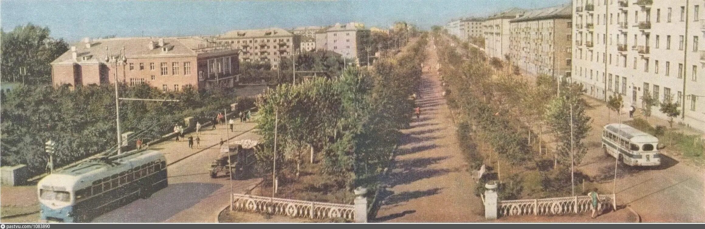 Октябрьский проспект Киров 1960 год. Октябрьский проспект Киров. Киров Октябрьский проспект в 80е годы. Киров Октябрьский проспект 66 панорама.