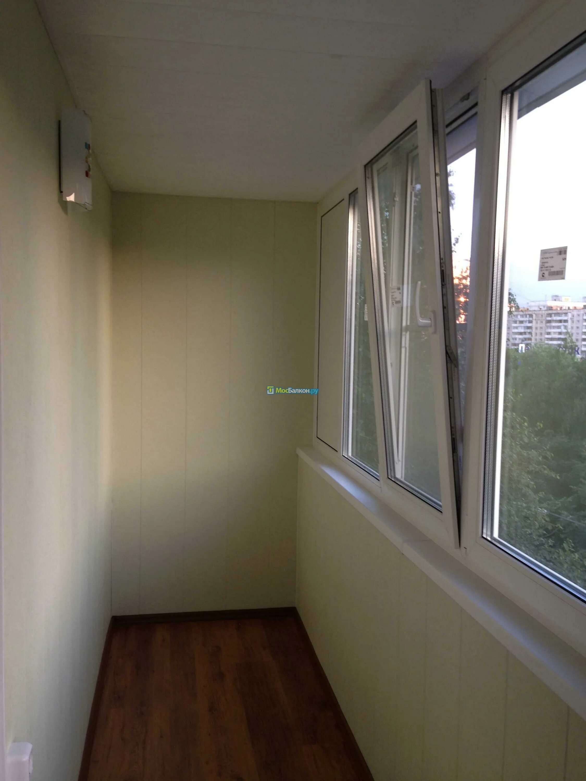 Финишная отделка утепленной лоджии. Черные окна на лоджии. Черное пластиковое окно в лоджию. Мосбалкон. Мосбалкон.