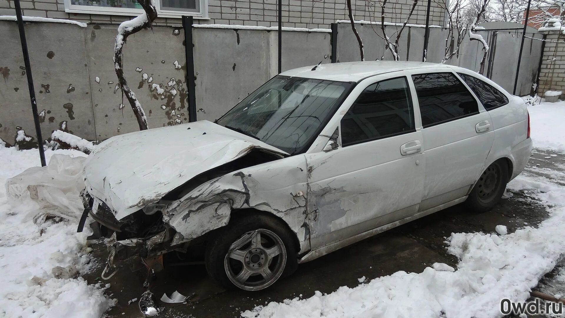 Приора седан гнилая. Приора 2170 битая. Приора 2 битая. Ваз 2114 битая. Разбитая белая ваз 2110.